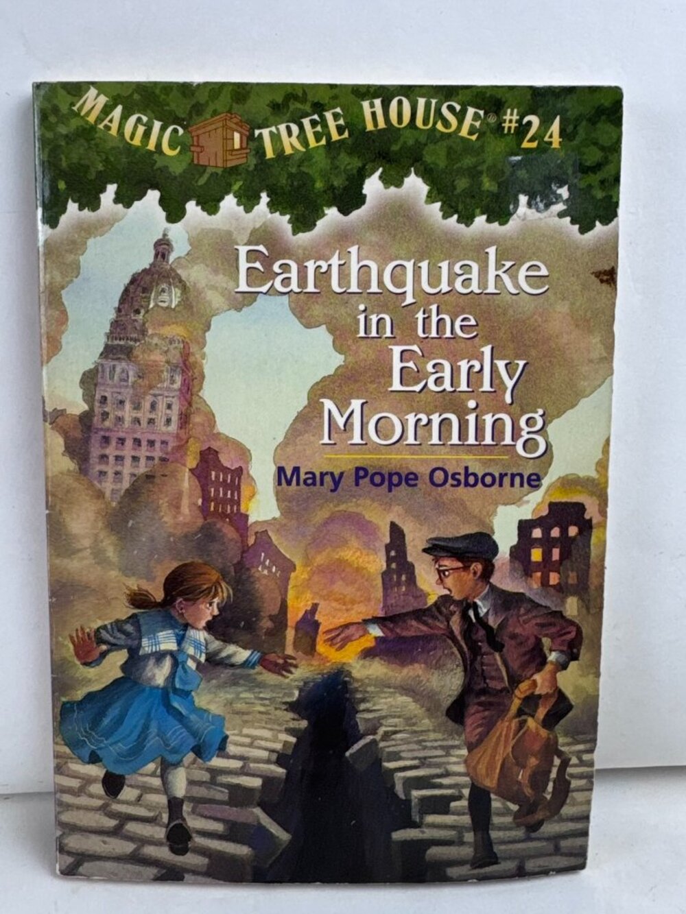 Magic Tree House #24 Earthquake in the Early Morning Mary Pope Osborne043940312X
